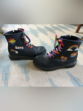 Dr. Martens Kids Rainbow Love Boots